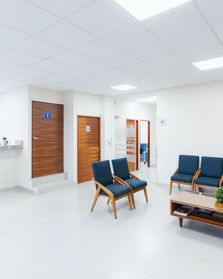 Recepção clara e vazia da clínica odontológica