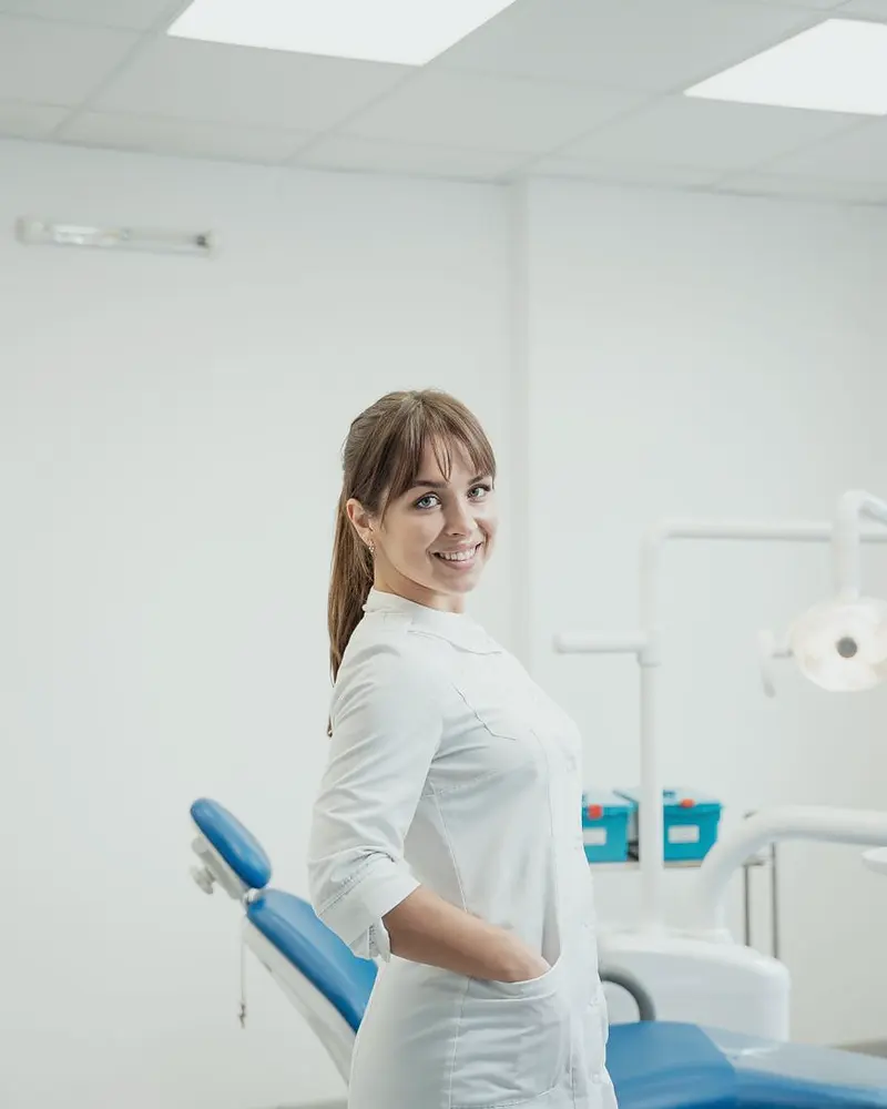 Retrato de dentista sorrindo em consultório